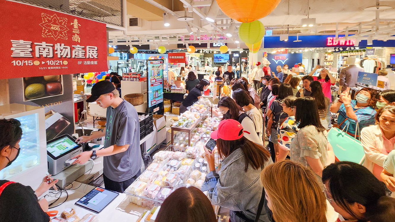 ▲現場集結近30家臺南在地優質伴手禮品牌，，讓高雄民眾可輕鬆購買到臺南的特色伴手禮。（圖/記者黃淑貞攝）