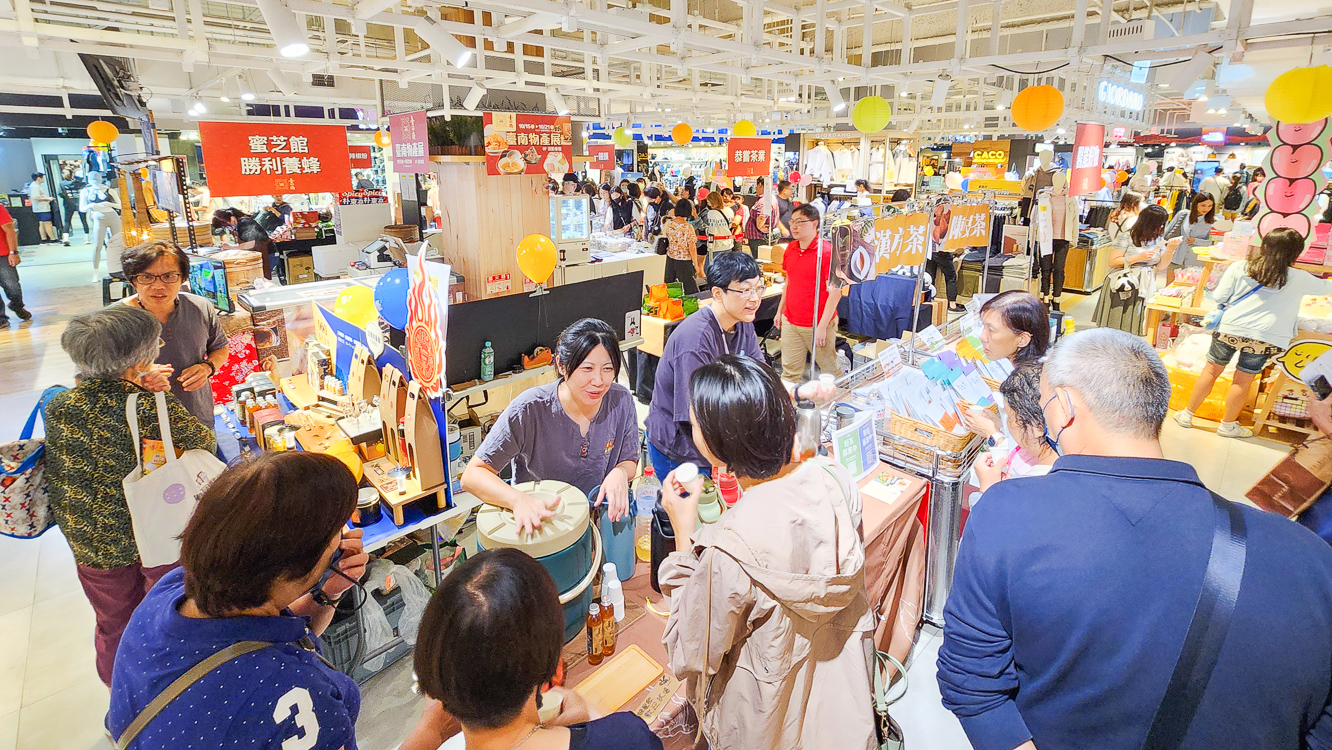 ▲「四百禮讚 臺南物產展」網羅了臺南在地知名品牌與特色店家參展，涵蓋美食、伴手禮、工藝品等多種商品。（圖/記者黃淑貞攝）