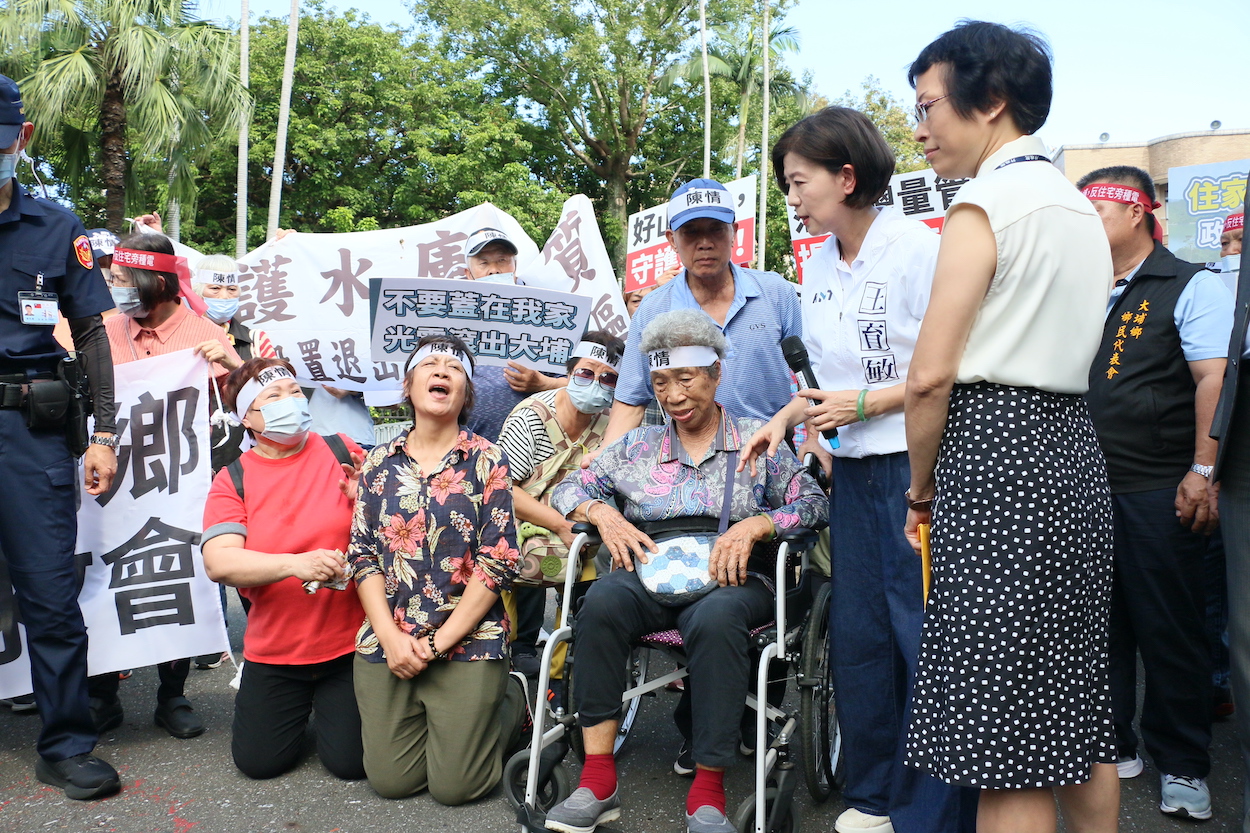 ▲抗議的鄉親一度激動下跪求政府。(圖/王育敏立委服務提供)