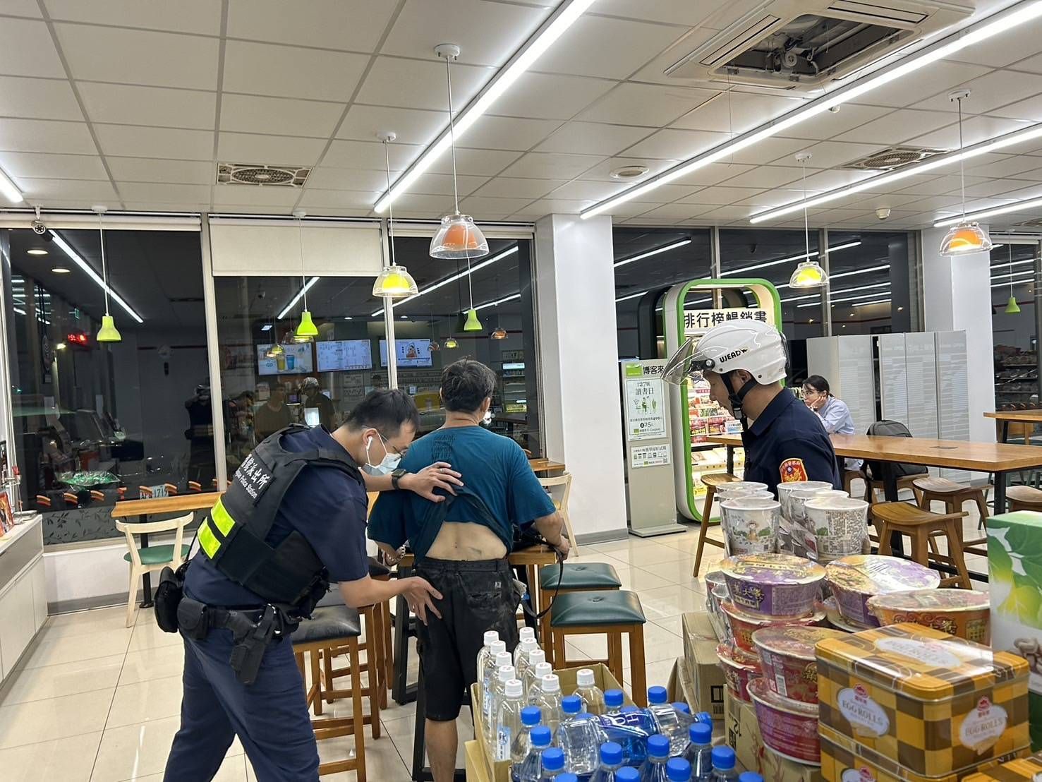 ▲埔心鄉驚傳隨機傷人事件!警方獲報到場,將陳男送醫,並在附近超商找到鄒男,案發原因正由警方調查釐清。(民眾提供)