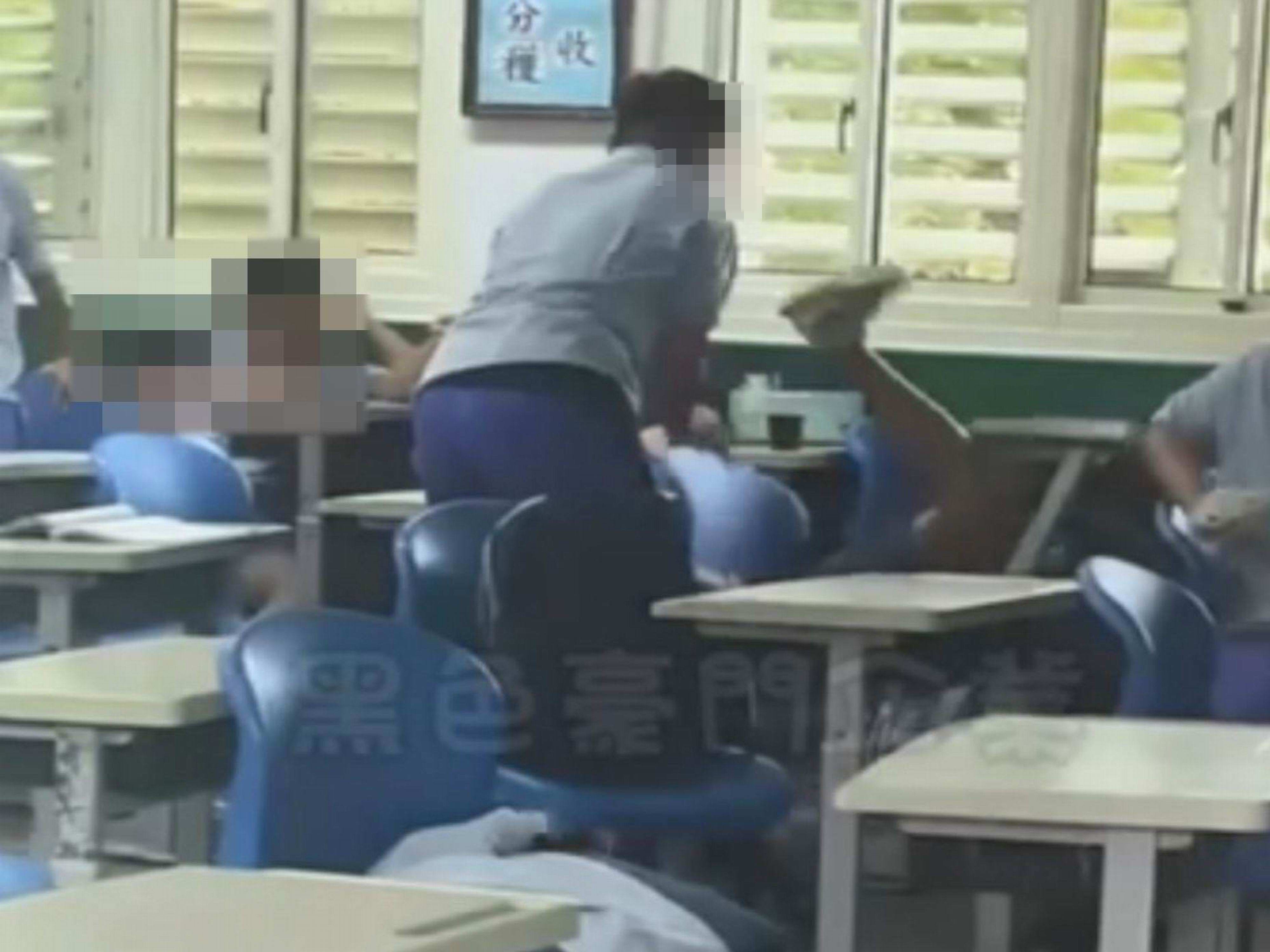 ▲國立秀水高工1名男同學回教室後遭同學推打，多次慘摔倒地，過程被拍下PO網。（翻攝黑色豪門企業）