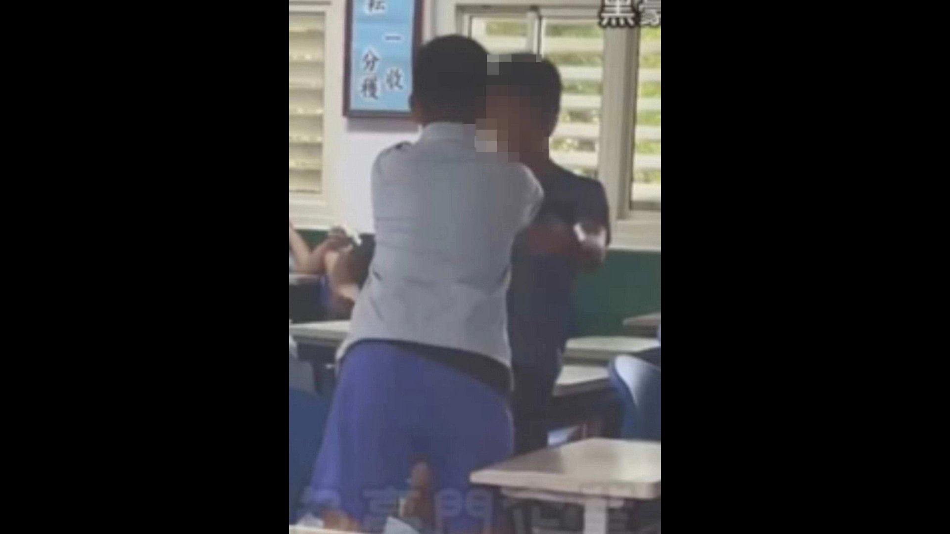 ▲國立秀水高工1名男同學回教室後遭同學推打，多次慘摔倒地，過程被拍下PO網。（翻攝黑色豪門企業）