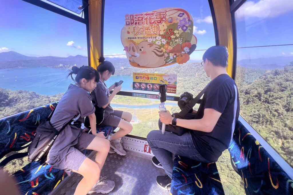 ▲秋天的櫻花驚艷盛開,九族文化村邀遊客搭乘山豬纜車前進九族部落花園。(記者張玉泰翻攝)