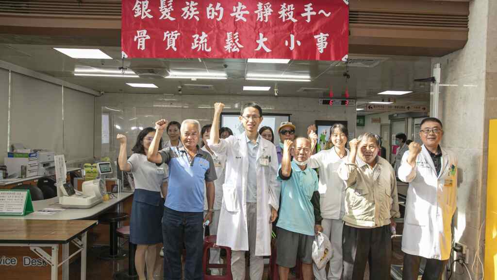 ▲健康管理中心舉辦了「骨質疏鬆大小事」健康宣導活動。(記者林明佑翻攝)