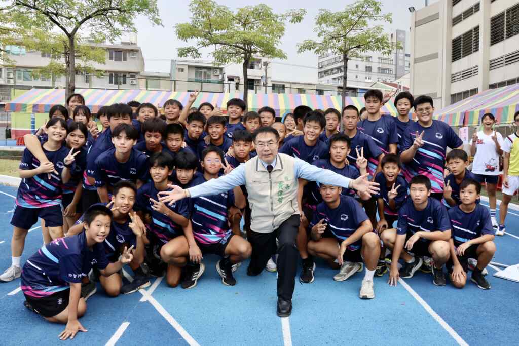 臺南市民德國中欣逢創校56週年,今(17)日舉行校慶運動會開幕典禮,臺南市長黃偉哲出席勉勵學生。