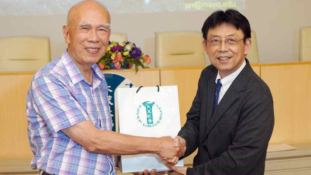 ▲大葉大學方文昌校長(右)歡迎安介南院士(左)蒞校演講。(記者林明佑翻攝)