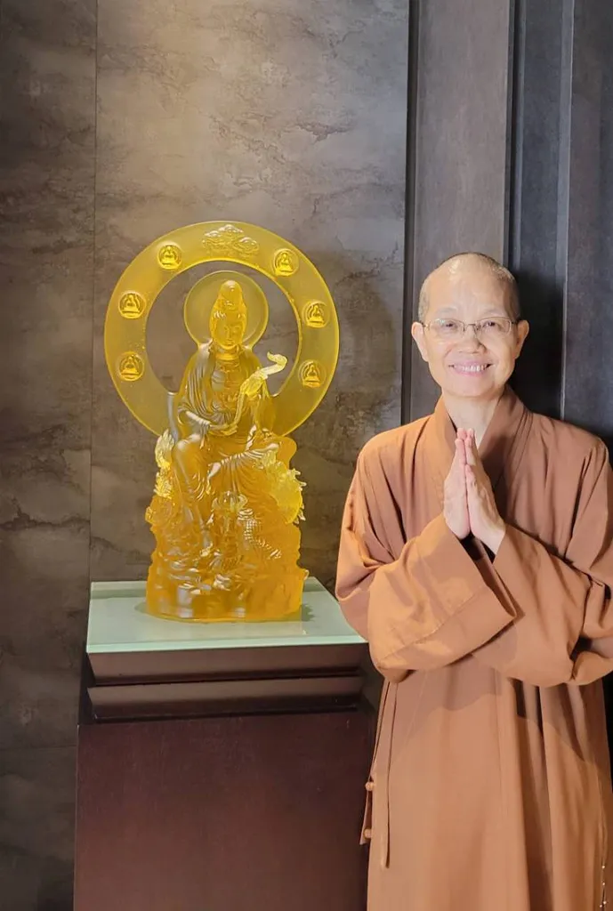 新惠中寺覺居法師與tittot琉園作品【大慈悲】合影