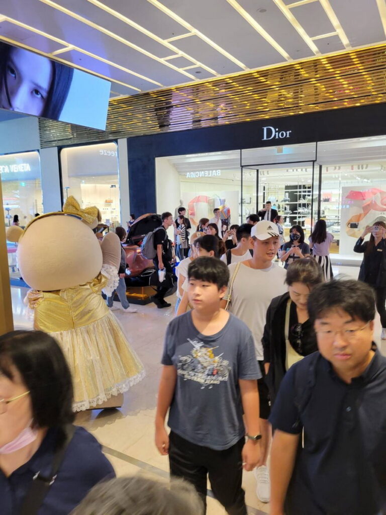 大量消費者一開店即湧入微風信義