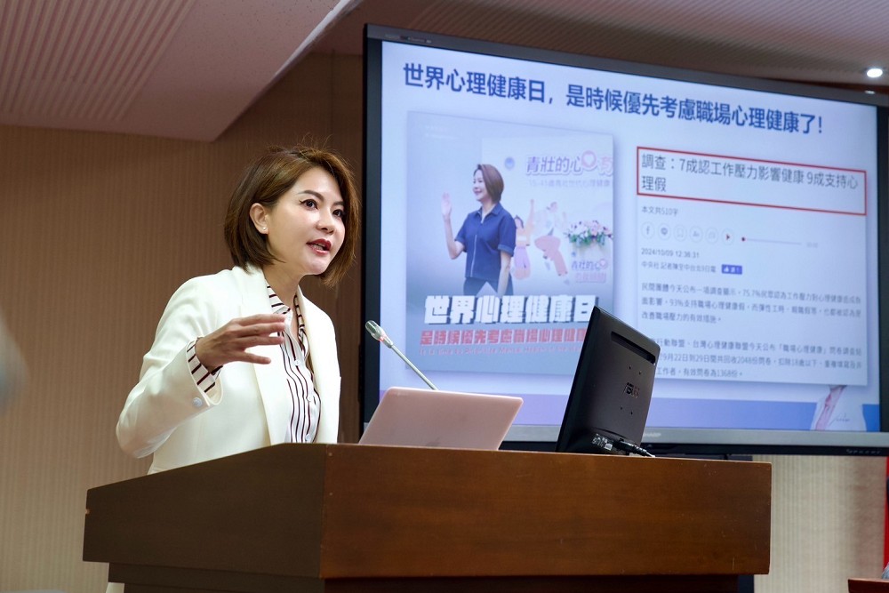 陳菁徽揭露勞動部是非典型就業大戶 何佩珊苦笑認了 220 陳菁徽揭露勞動部是非典型就業大戶 何佩珊苦笑認了 219