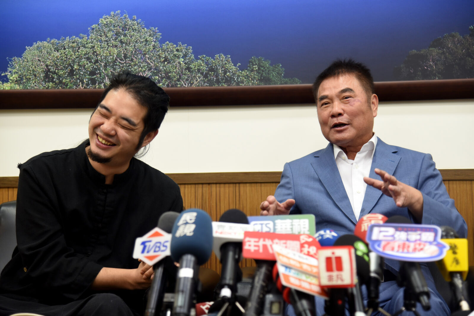 鍾東錦率團隊為「靠爸」風波再致歉 齊廷洹盼攜手縣府愛苗栗 210 鍾東錦率團隊為「靠爸」風波再致歉 齊廷洹盼攜手縣府愛苗栗 209