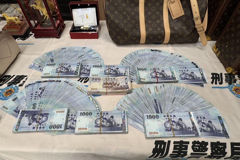 跨國合作查獲赴印尼跨境詐騙 成功攔阻偷渡潛逃 196 跨國合作查獲赴印尼跨境詐騙 成功攔阻偷渡潛逃 195