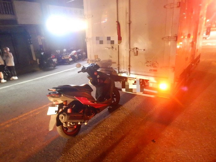【有片】17歲無照少年深夜騎車釀禍 小貨車「屁股」慘遭撞 34 S 79241331