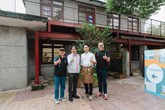 太武餐桌上菜了!桃園文化局邀青年主廚 小農食材製作創新眷村佳餚 90 溫代欣秘書長、文化局邱正生局長、主廚張忠原、策展人張漢寧在太武新村26號眷舍前合影 scaled
