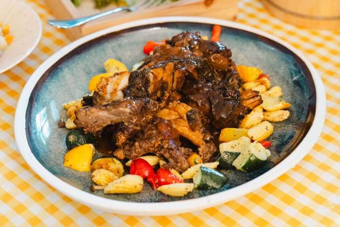 太武餐桌上菜了!桃園文化局邀青年主廚 小農食材製作創新眷村佳餚 91 太武餐桌主菜 「梅干菜BBQ豬肋排 0