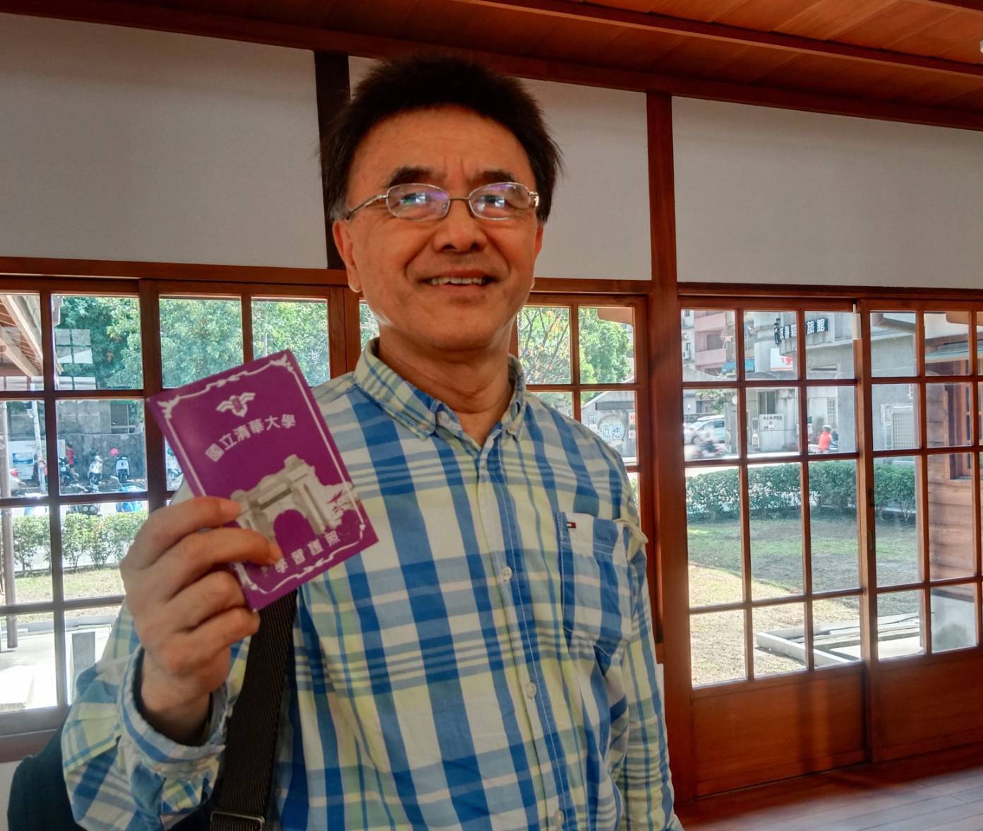 王俊秀教授在台灣引領風潮，推行藝文學習護照達30年豐富印記超過500本， 將典藏在清大圖書館！（圖記者黃溎芬翻攝）