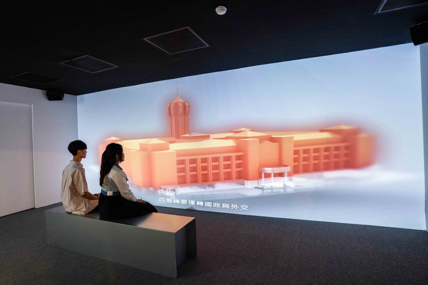 文總說明,這次展覽亮點除了「生態博物之嶼」展間透過三面牆沉浸式投影,打造臺灣多樣的生態系統與自然地景。(圖/文總提供)