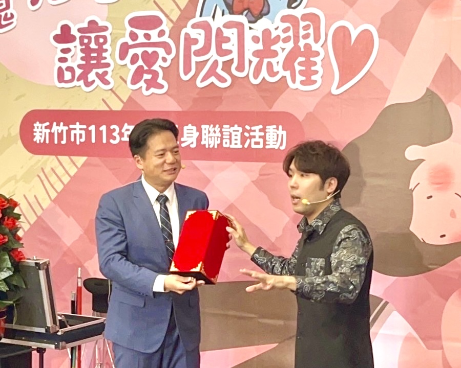 代理市長邱臣遠(左)化身「愛情魔法師」,與風城魔法學院院長顏酷(右)攜手登場,共同施展愛情魔法,現場變出一枚閃亮鑽戒,為活動揭開序幕。(圖/記者林照東翻攝)