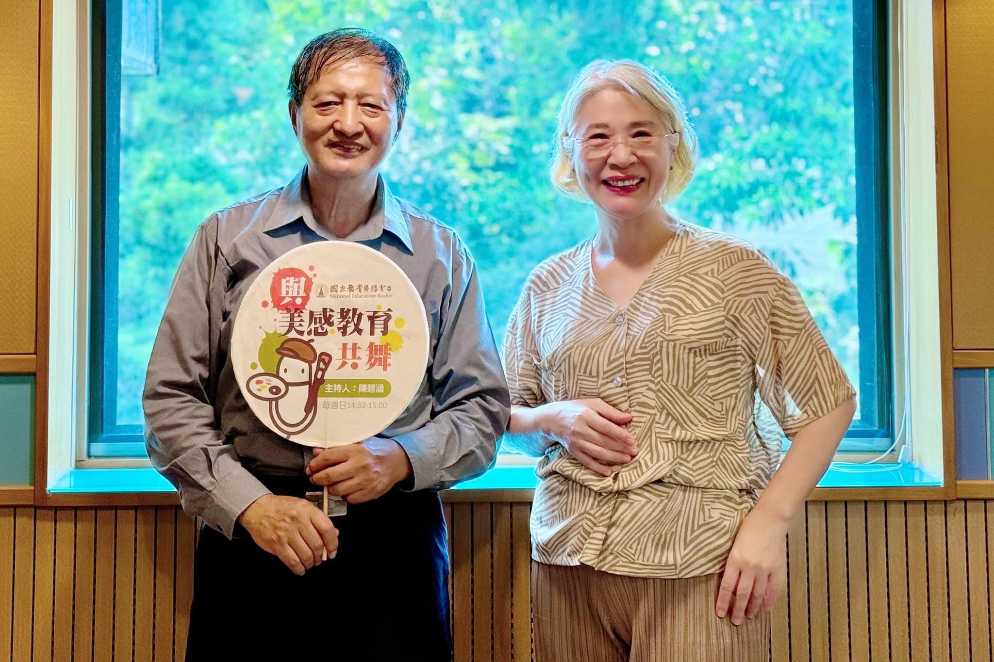 陳碧涵博士(右)專訪新竹縣峨眉鄉安石莊園創辦人王德志先生(左)。圖/取自與美感教育共舞 臉書