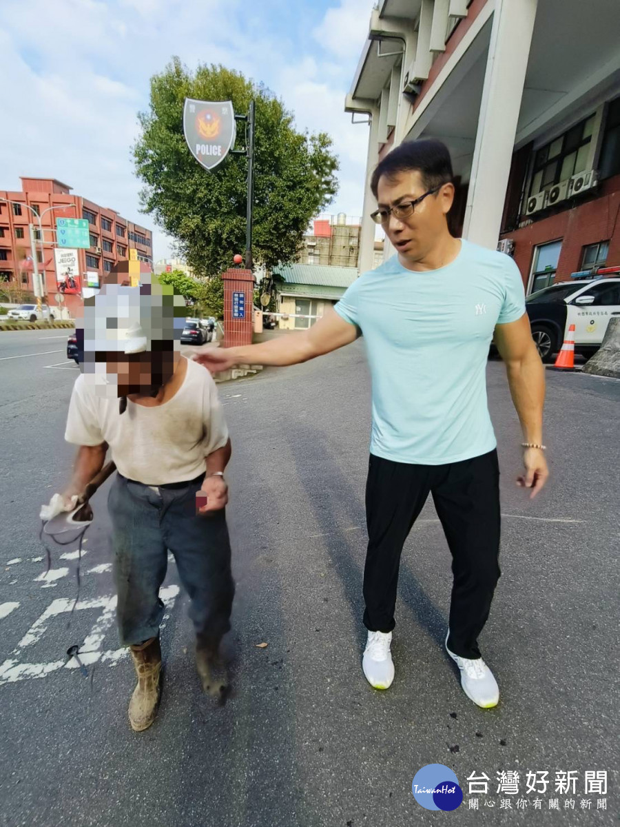警方及119救護人員的協助下老翁身體狀況無大礙。