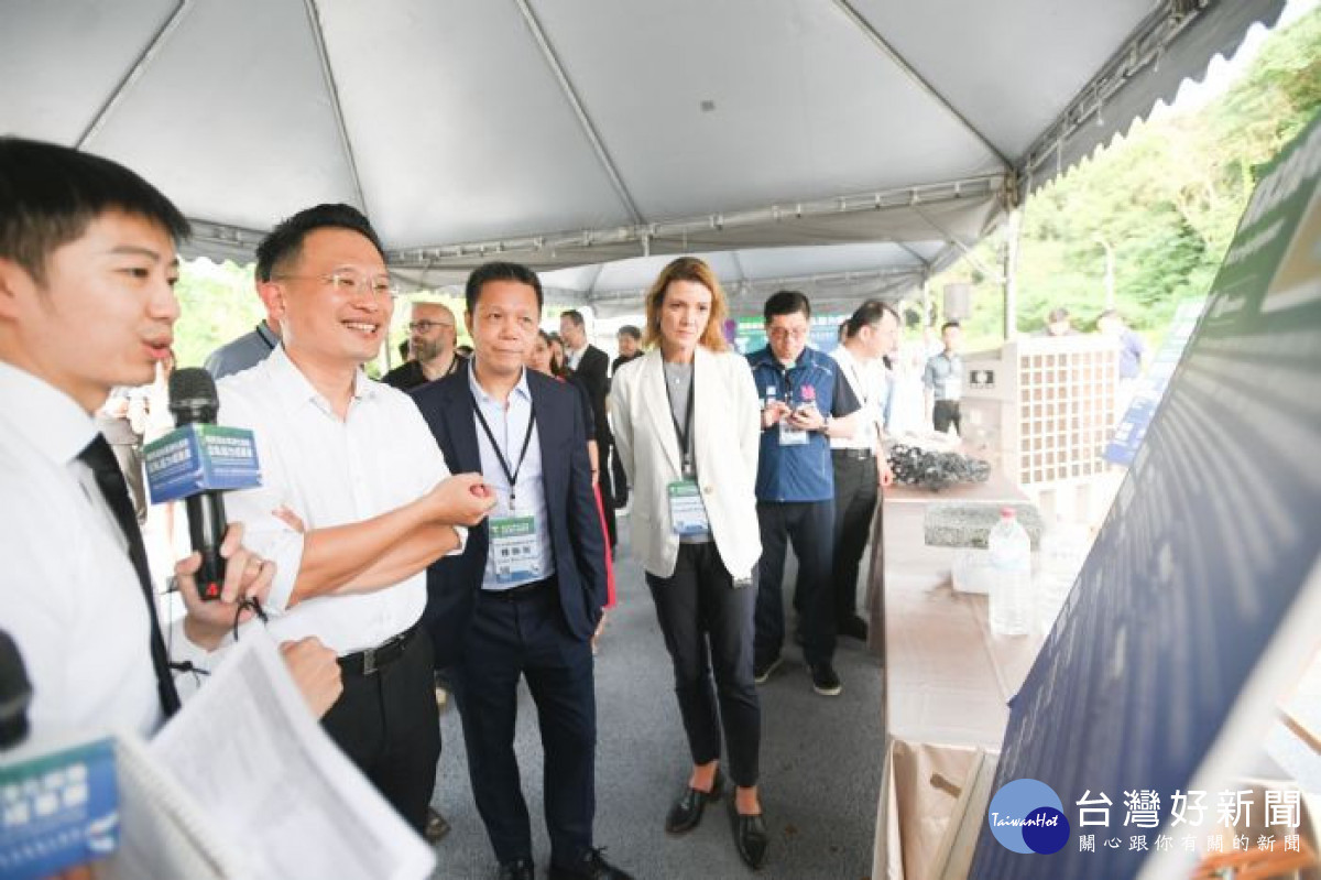 同仁向蘇副市長說明設備運作成效。<br /><br />