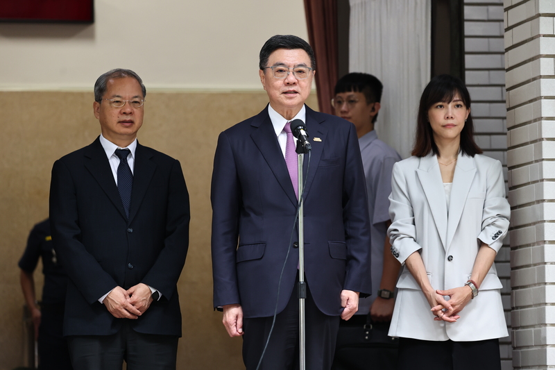 行政院長卓榮泰(中)18日表示,最快下周會再開經發會。左為行政院祕書長龔明鑫、右是行政院發言人李慧芝。中央社
