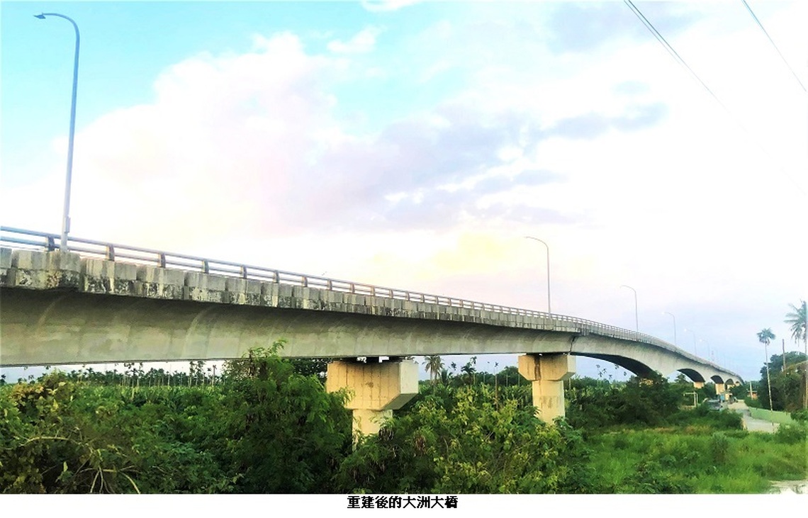 高屏溪溪洲木板橋 學子高超技術騎車來往