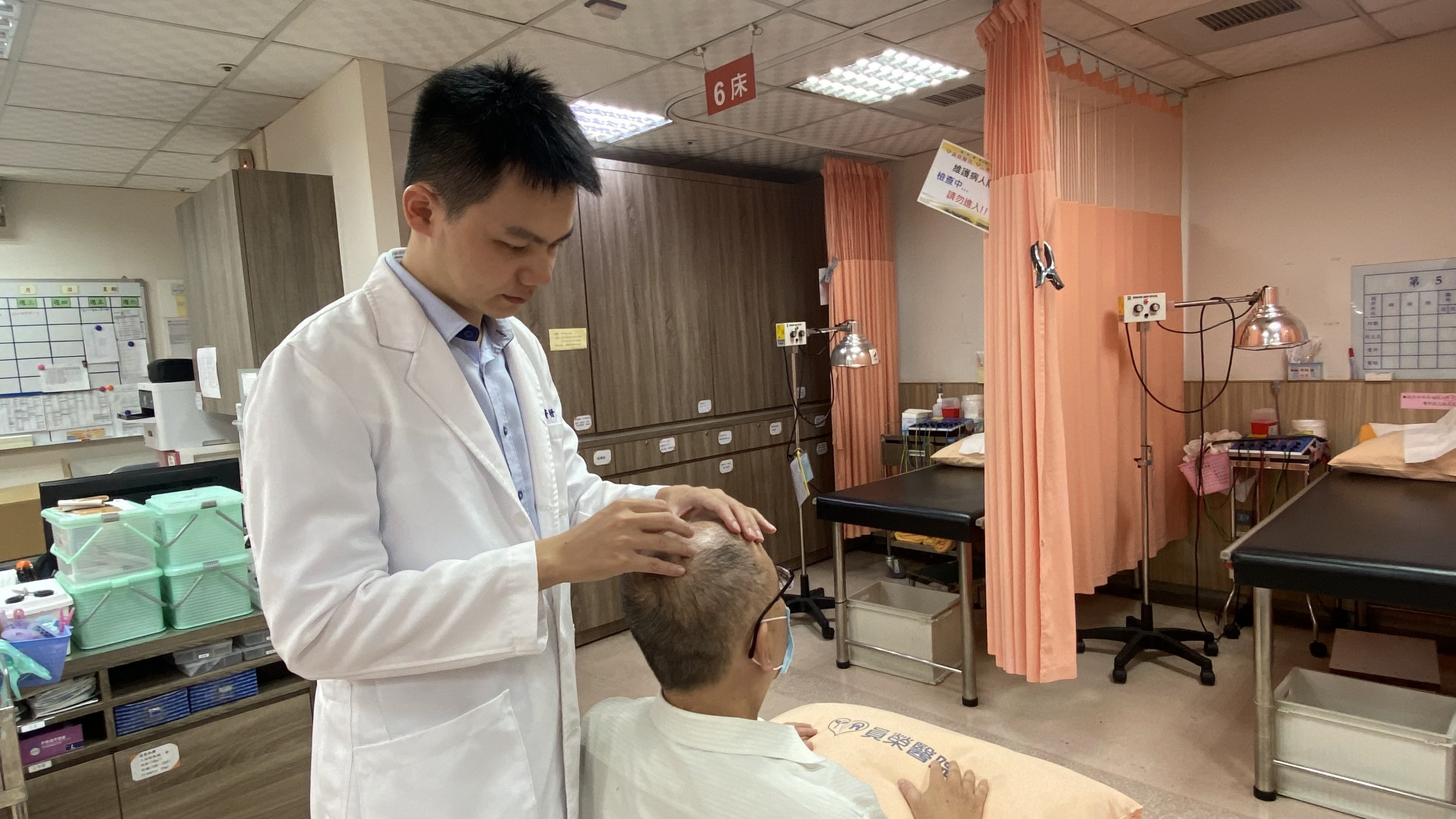 ▲員榮醫療體系員榮醫院中醫部主任吳晉廷醫師為患者針灸,患者針灸後搭配服藥,有助於改善睡眠質量。(員榮醫院提供)