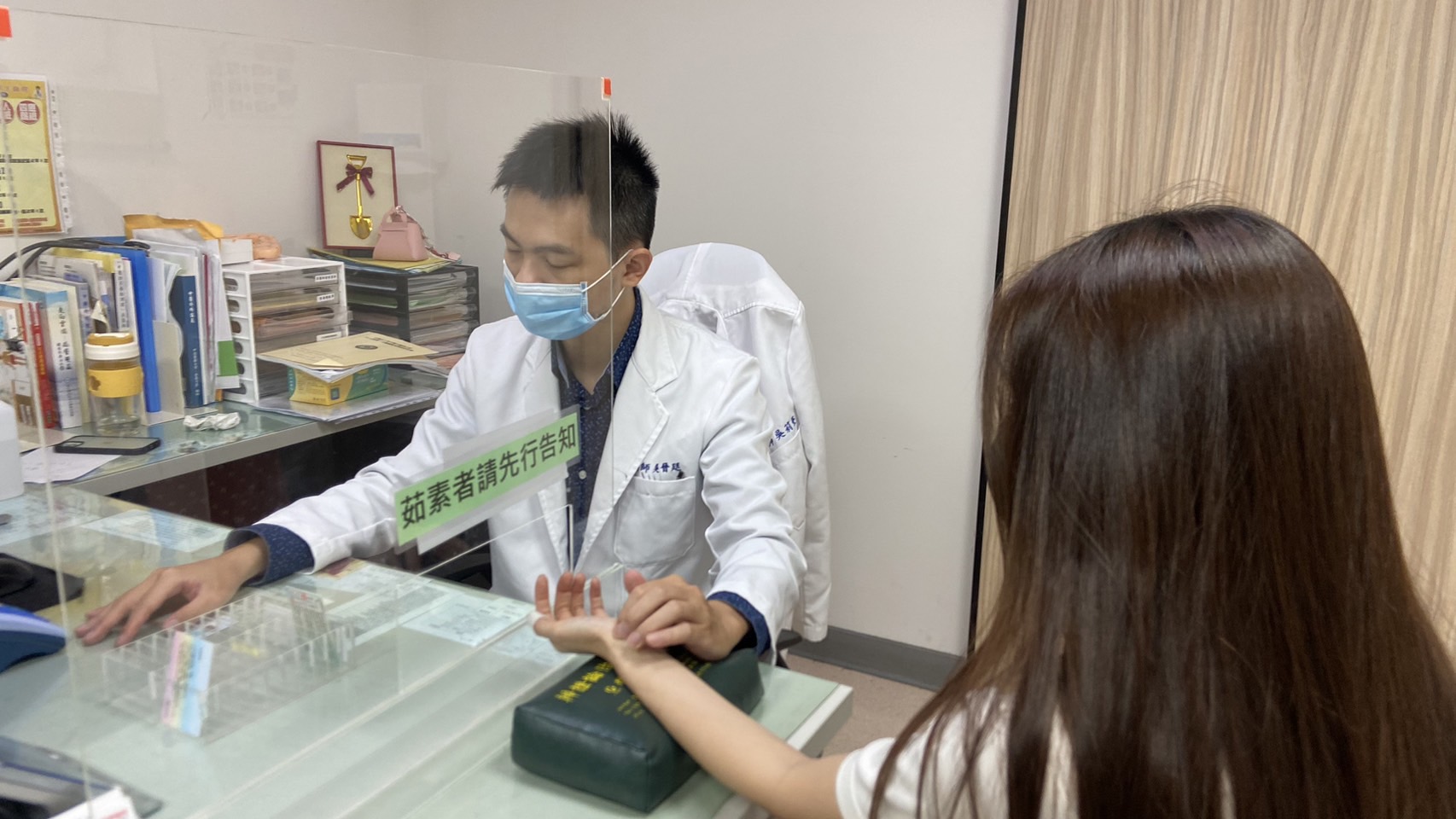 ▲員榮醫療體系員榮醫院中醫部主任吳晉廷醫師為患者針灸，患者針灸後搭配服藥，有助於改善睡眠質量。（員榮醫院提供）