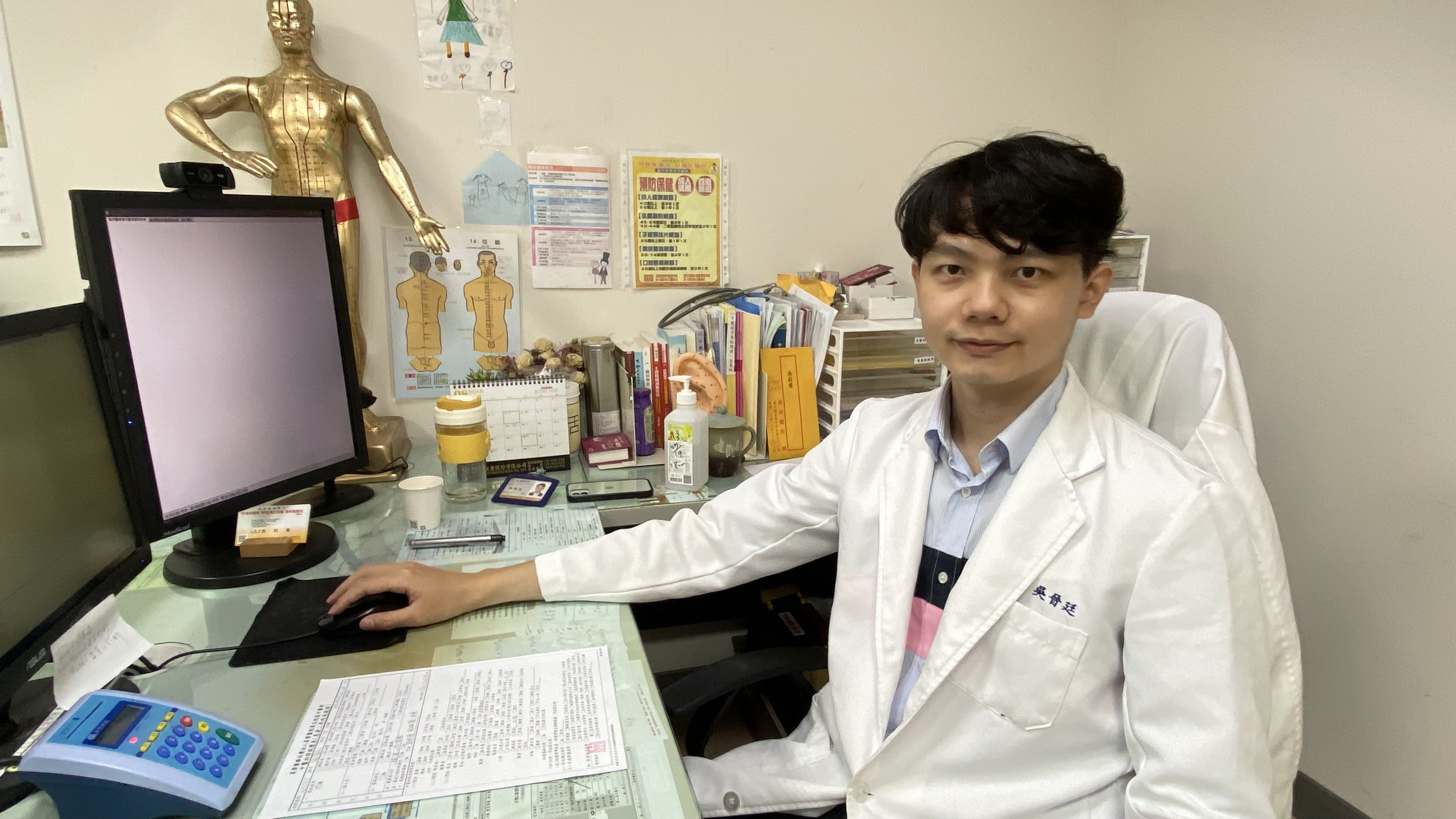 ▲員榮醫療體系中醫部醫師吳晉廷今（18）日說，中醫常見的針灸療法，也是治療失眠很重要的工具。（員榮醫院提供）