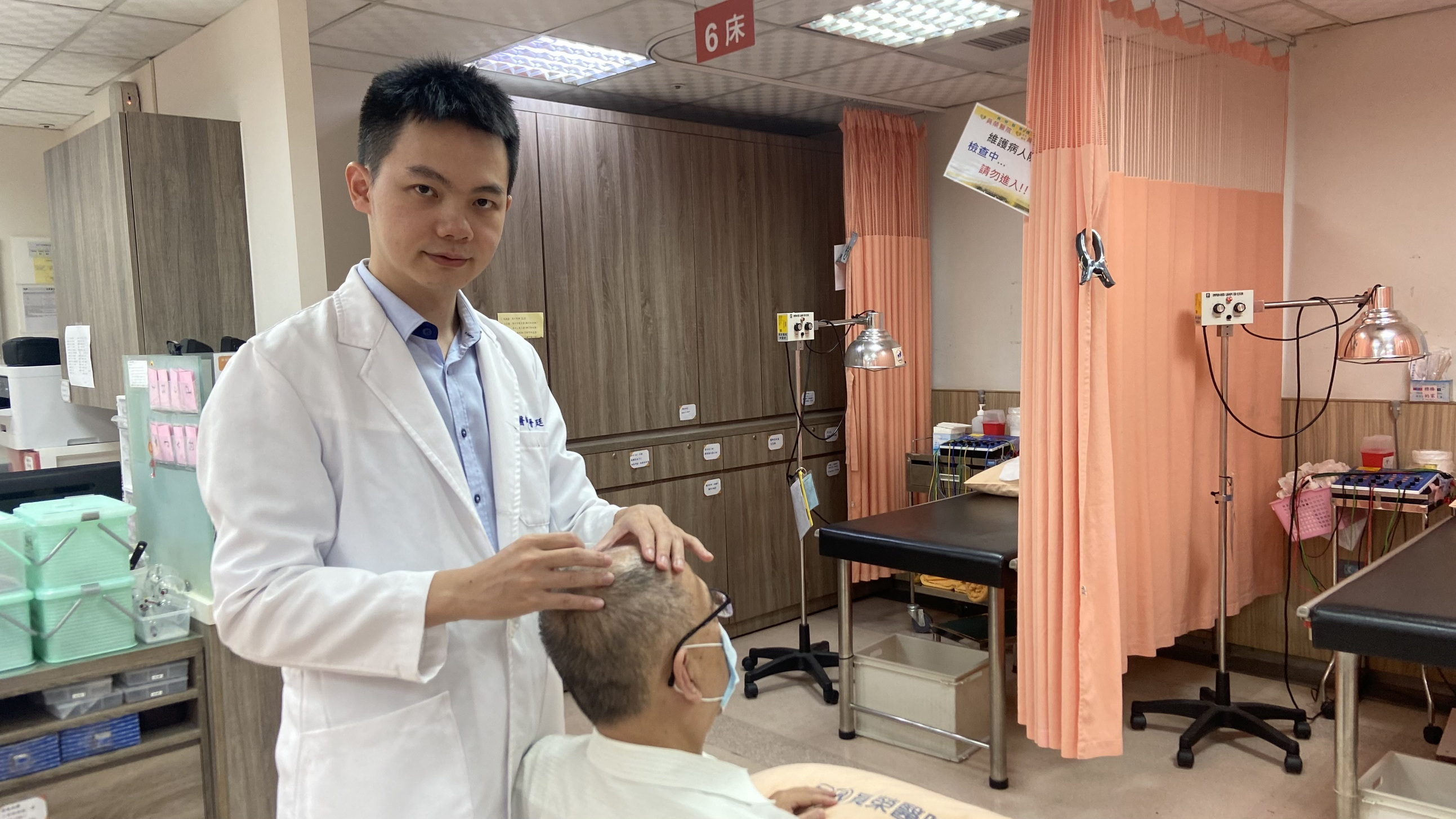 ▲員榮醫療體系員榮醫院中醫部主任吳晉廷醫師為患者針灸，患者針灸後搭配服藥，有助於改善睡眠質量。（員榮醫院提供）