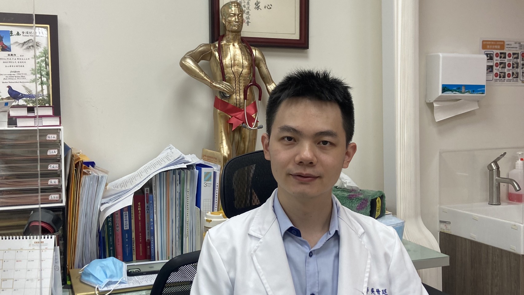 ▲員榮醫療體系中醫部醫師吳晉廷今（18）日說，中醫常見的針灸療法，也是治療失眠很重要的工具。（員榮醫院提供）
