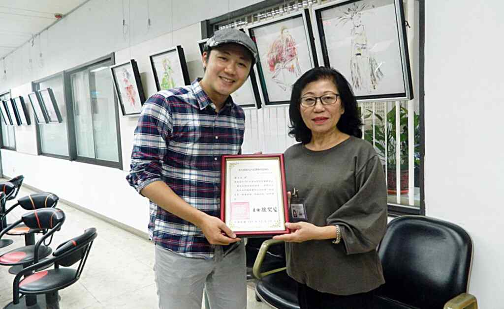 ▲蕭志夫2018年10月在彰化戶政事務所舉辦台灣首個時尚油畫個展,獲頒感謝狀,以表彰他對台灣時尚藝術的貢獻。(記者林明佑翻攝)