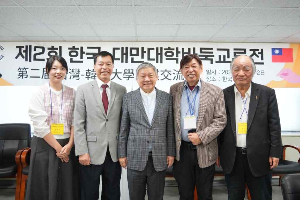 駐韓國台北代表部長官與台灣圍棋教育推廣協會貴賓合影。左起:秘書長張曉茵、代表部教育組組長鄭正凱、理事長張昭焚、前理事長林壯成、副理事長陳丕仁