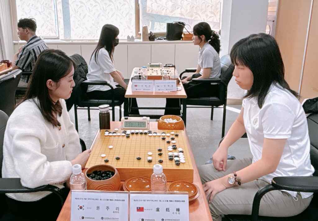 臺灣韓國大學圍棋交流賽，左為韓國權周利三段，右為台灣盧鈺樺五段。