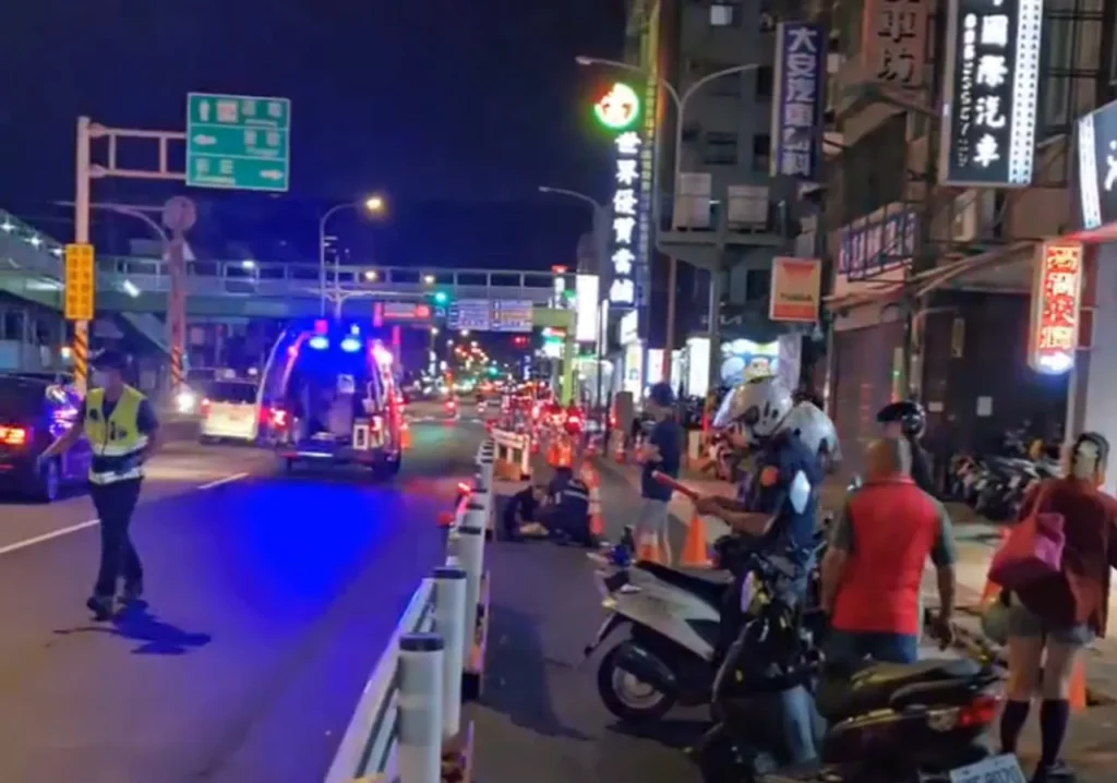 交通事故現場，救護人員正在處置中