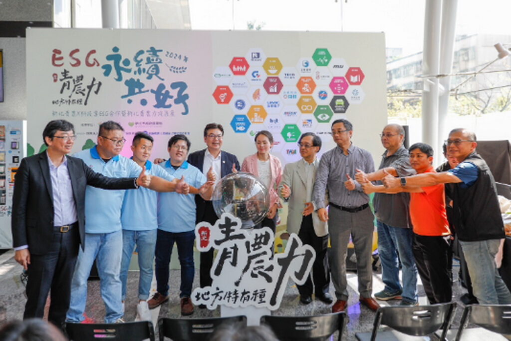 （左4）許元耀新北市青農聯誼會會長， （左5）劉和然新北市副市長，（右1）陳嘉模南港軟體工業園區二期管理委員會副主委