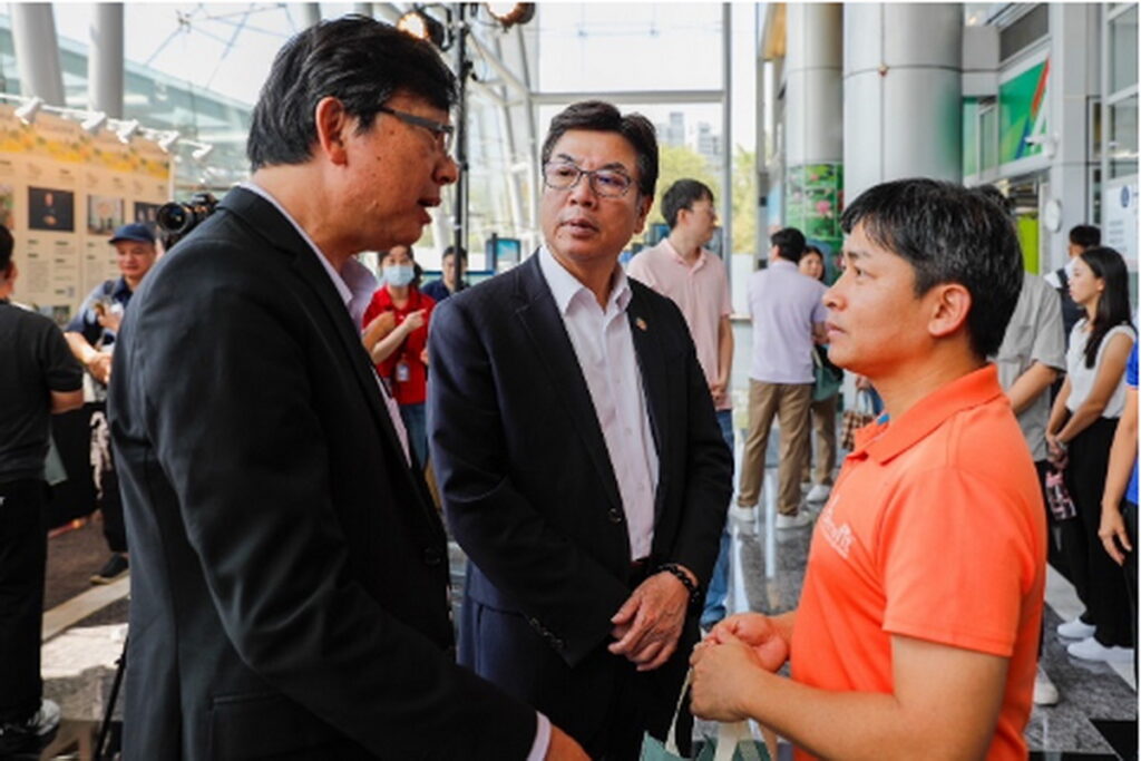 新北市政府邀請全國科技業者、產業公會、企業福委會代表一同加入新北市副市長劉和然(中)與竹科福委股份有限公司董事長施世昌(右)交流農業與科技業永續共好理念。
