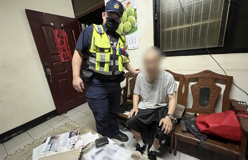 ▲圖說:員警花費了近20分鐘,將半身癱瘓的呂男一步步攙扶回家 (圖/台中市政府 提供)