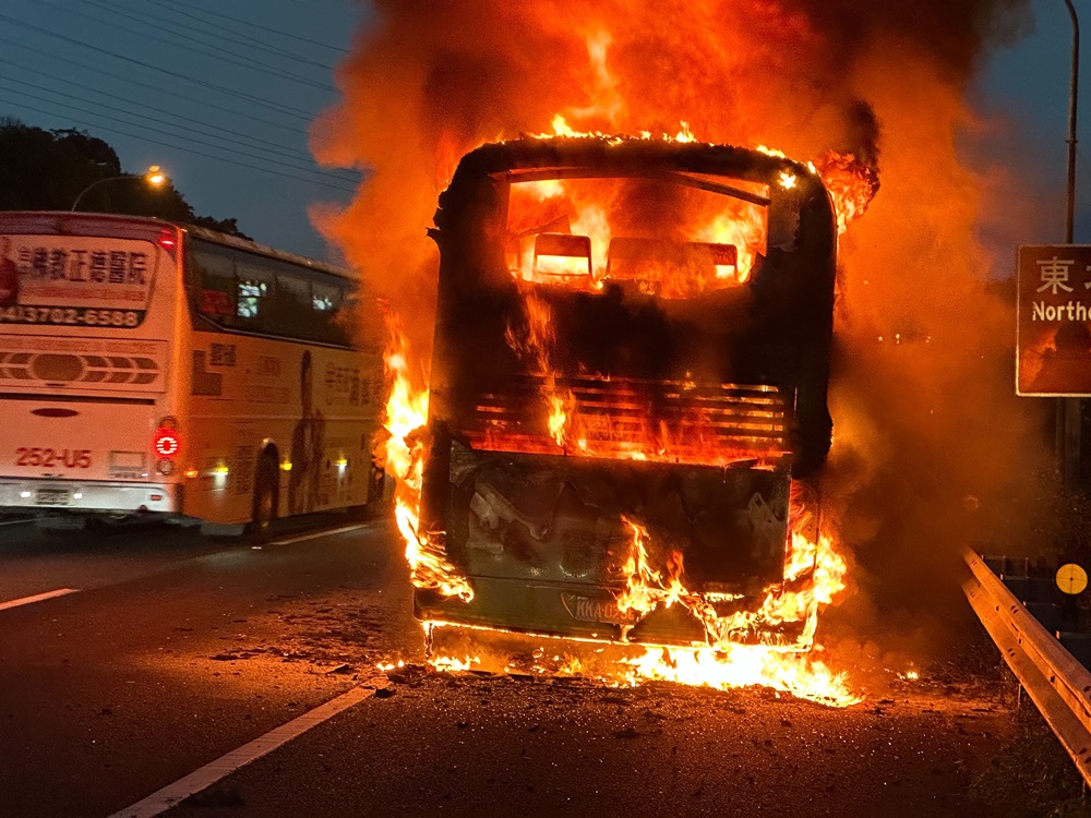 客運國道火燒車 緊急疏散接駁43人回堵3公里 309 cnews204241018a03
