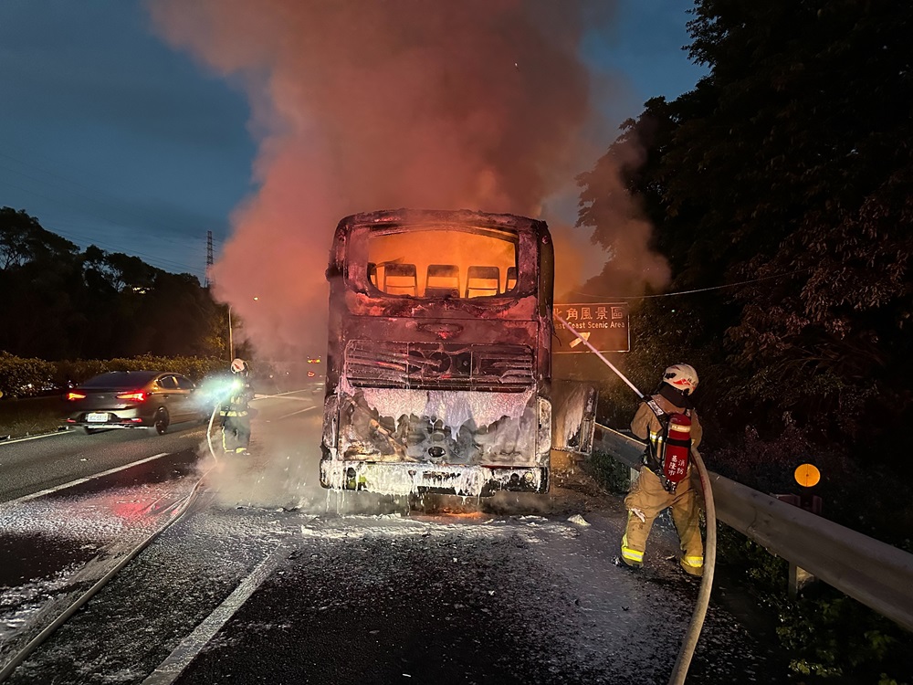 客運國道火燒車 緊急疏散接駁43人回堵3公里 310 cnews204241018a04