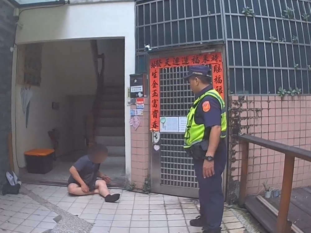 唱歌續攤擾鄰毆友 警噴辣椒水逮失控男送醫 307 cnews204241018a05