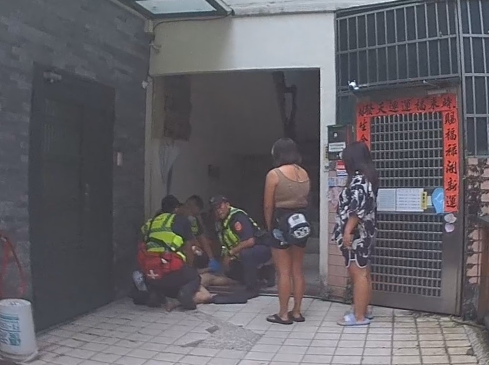唱歌續攤擾鄰毆友 警噴辣椒水逮失控男送醫 308 cnews204241018a06