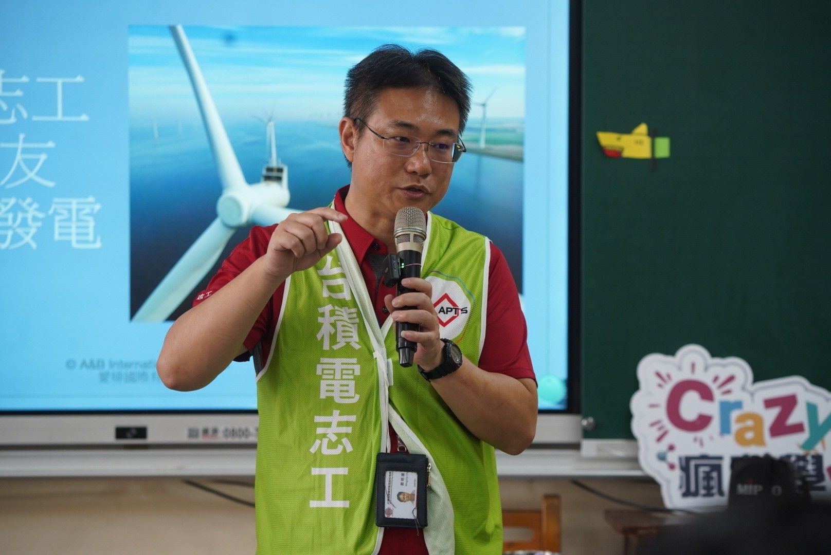 台積電竹南AP6廠鄭明達廠長分享，讓同仁來與偏鄉的國小學童互動，不僅是服務，也是學習。(台積電慈善基金會 提供)