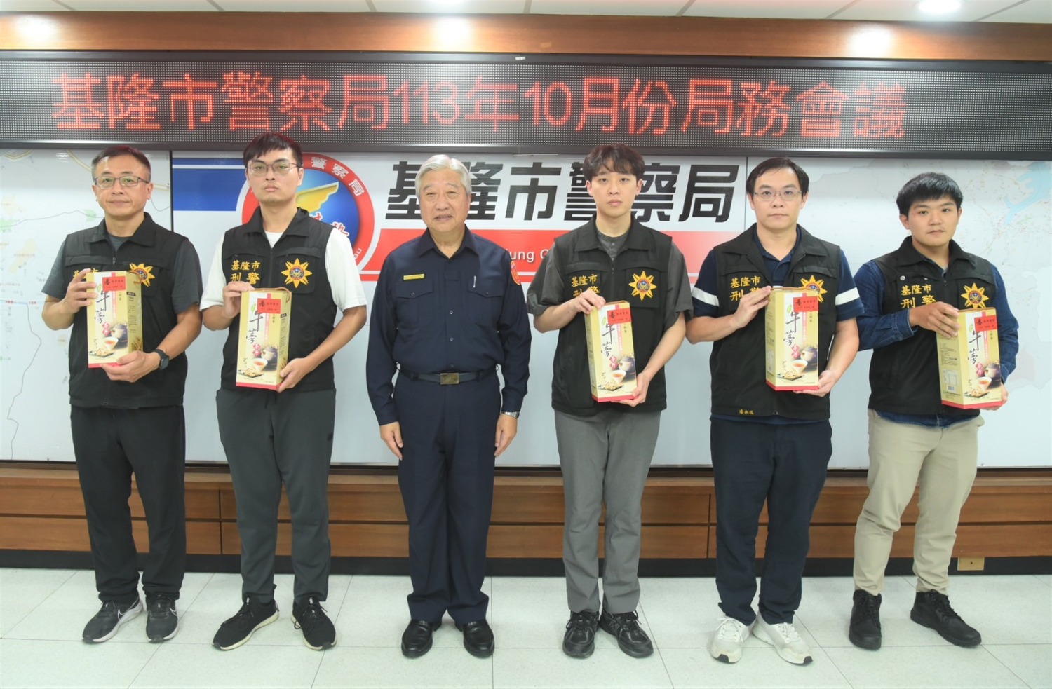 翁局長頒發「偵破重大案件績效卓著人員」獎項。(記者薛秀蓮翻攝)
