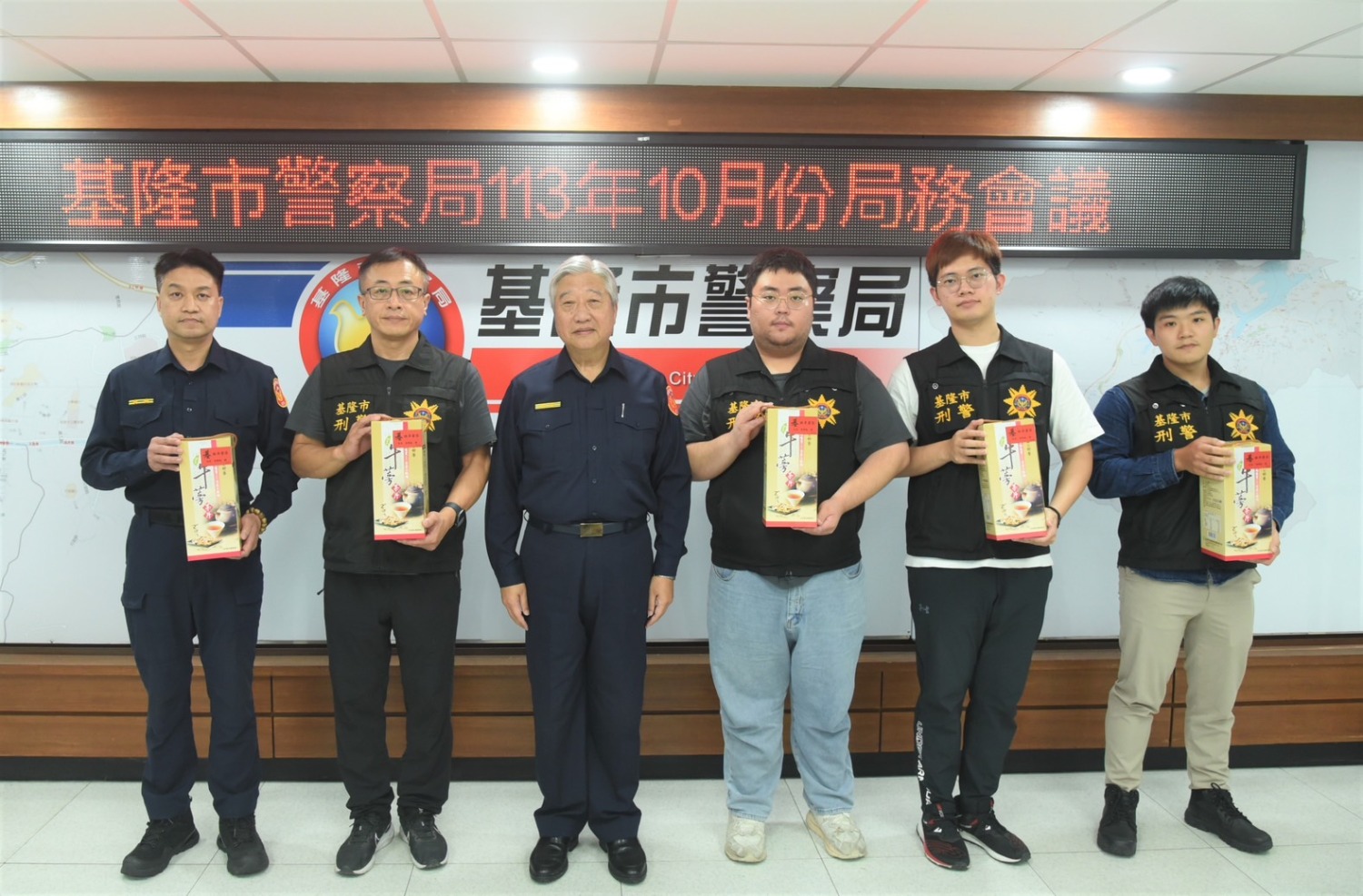 翁局長頒發「偵破重大案件績效卓著人員」獎項。(記者薛秀蓮翻攝)