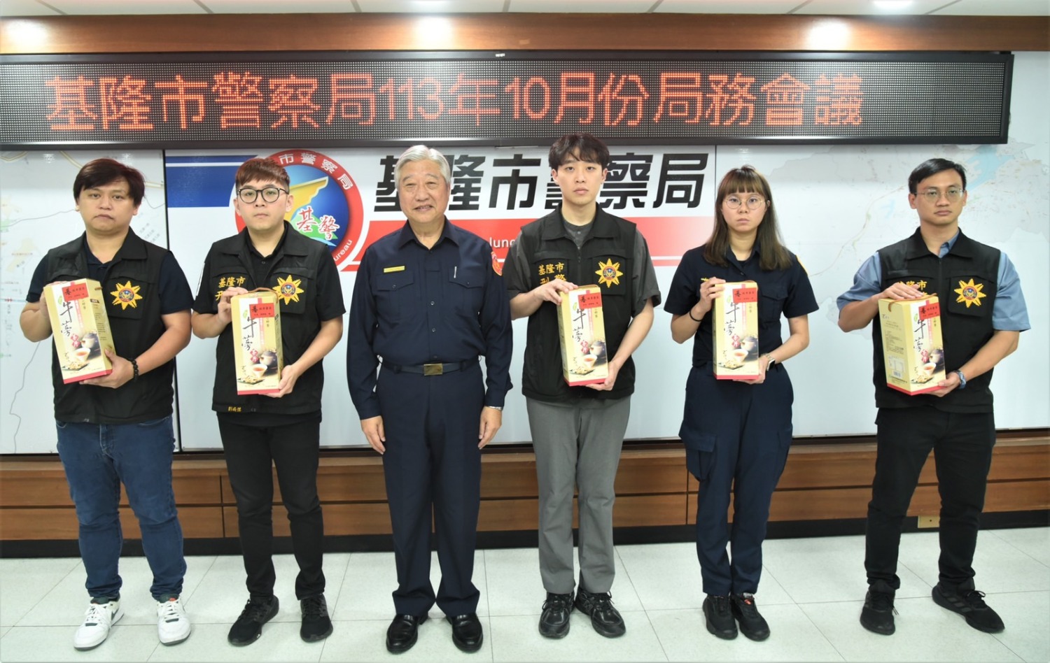 翁局長頒發「偵破重大案件績效卓著人員」獎項。(記者薛秀蓮翻攝)