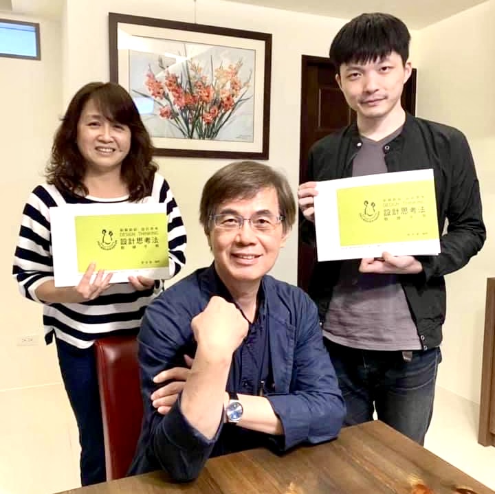 亞洲大學鄧成連指導教授(中)、戴美玉博士(左)師徒合影。(圖/記者林照東翻攝)