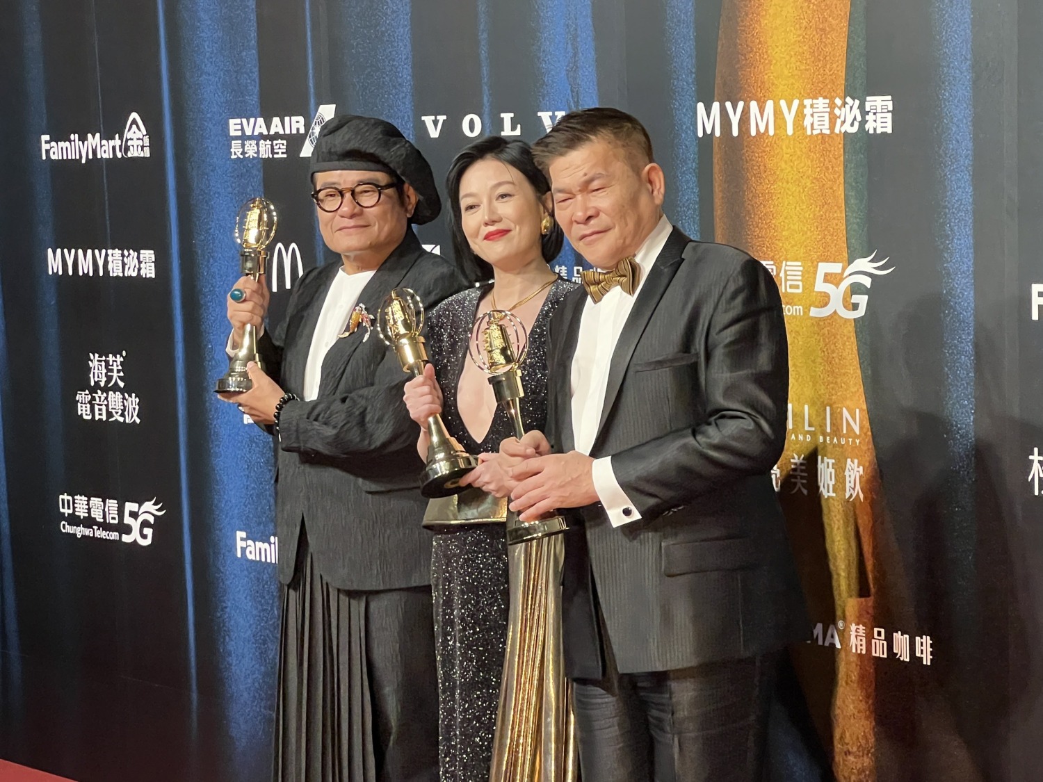 左起-許效舜、苗可麗、澎恰恰憑《超級夜總會》拿下第59屆金鐘獎「綜藝節目主持人獎」。（圖/司徒攝）