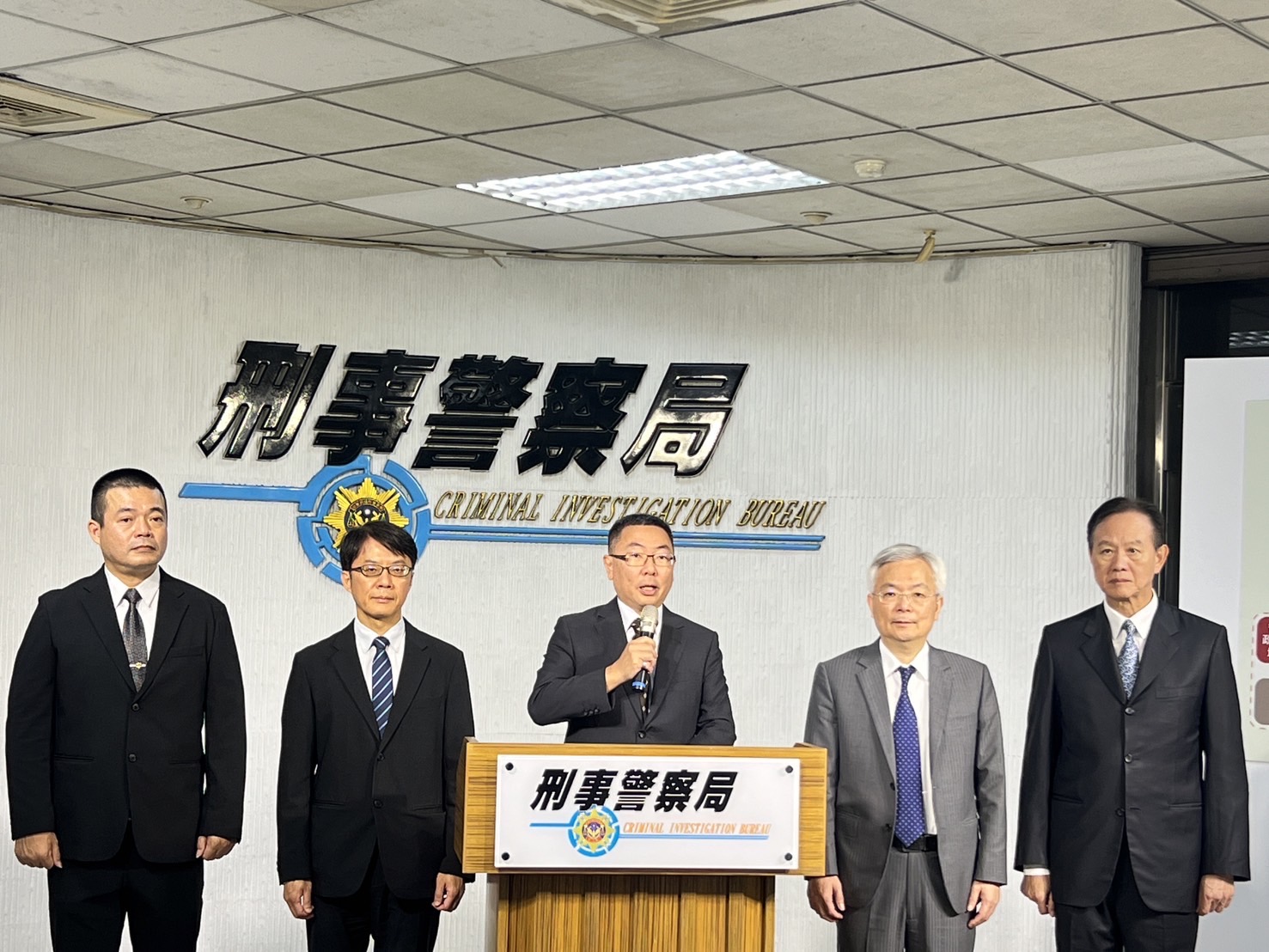 圖左至右:行政院打詐指揮中心執行秘書黃國師、內政部主任秘書黃駿逸、行政院政務委員林明昕、警政署署長張榮興、刑事局局長周幼偉。(記者徐煜勝翻攝)