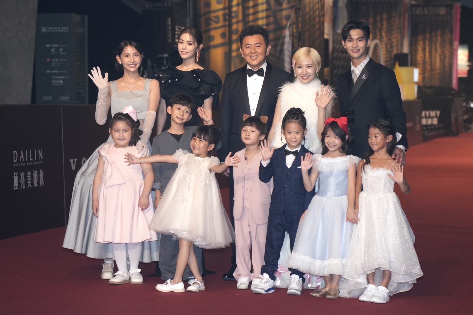 Lulu(黃路梓茵)、庹宗康、任容萱、粿粿(江瑋琳)、夏浦洋以《山裡來了熊孩子》入圍益智及實境節目主持人獎。圖/陳思豪攝